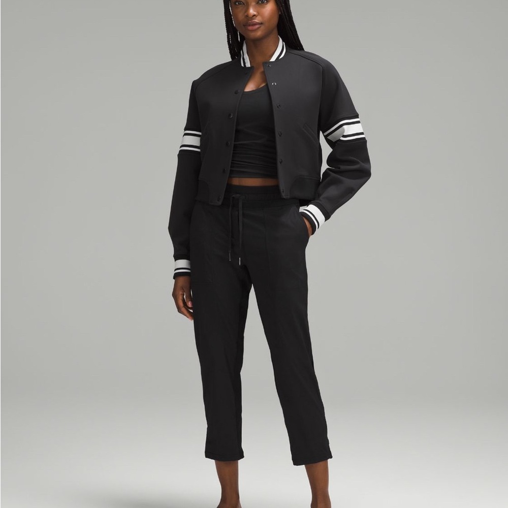 LULULEMON Dance Studio mid rise crop pant. Black size 4